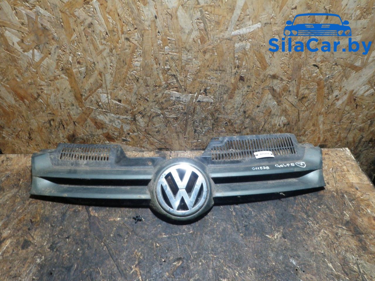 решетка радиатора Volkswagen Golf 5 поколение 2004, 1.9 л., дизель, МКПП, 1K0853655A - фото №1