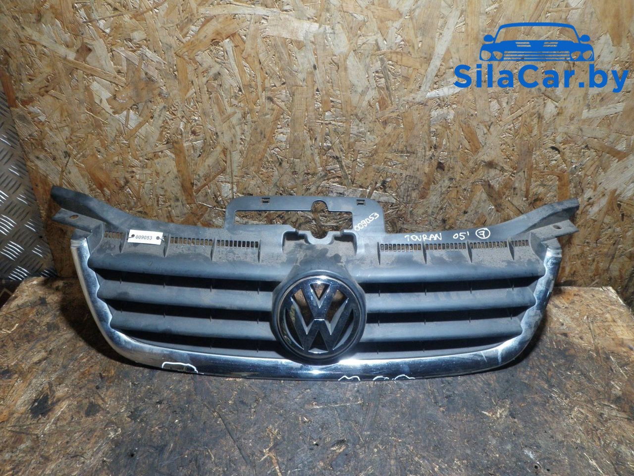 решетка радиатора Volkswagen Touran 1 поколение 2005, 1.9 л., дизель, МКПП, 1T0853651 - фото №1