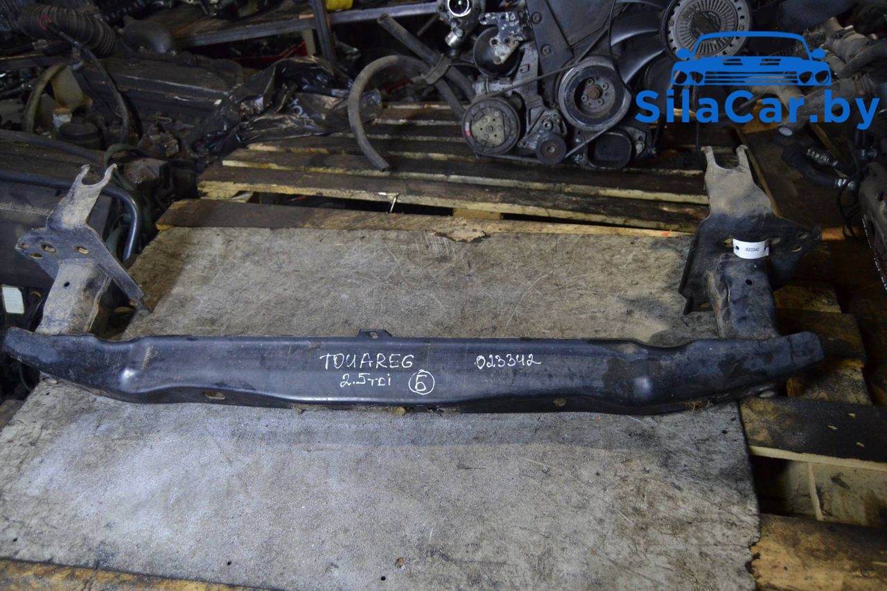 усилитель бампера переднего Volkswagen Touareg 1 поколение 2004, 2.5 л., дизель - фото №1