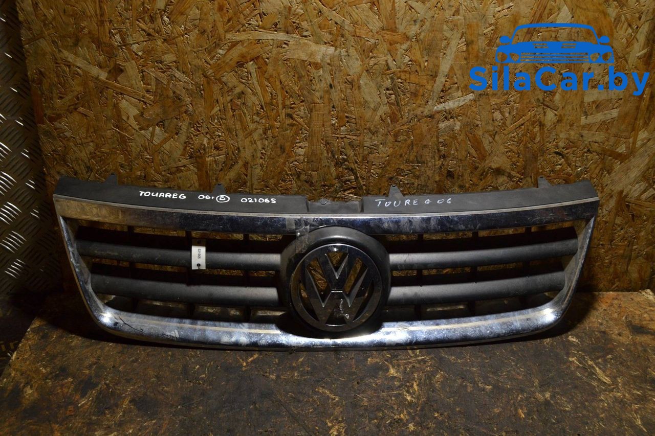 решетка радиатора Volkswagen Touareg 1 поколение 2007, 7L6853653 - фото №1