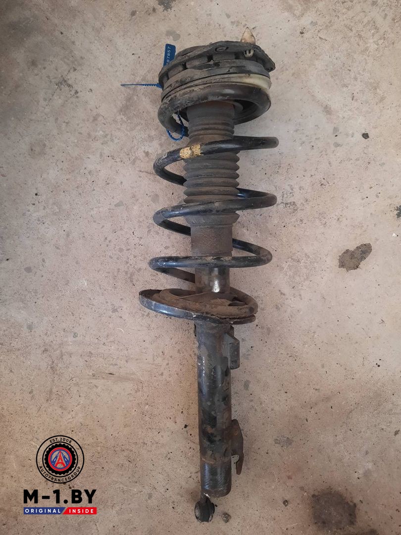 стойка передняя правая Renault Scenic 2 поколение (2003 - 2006), 8200851838