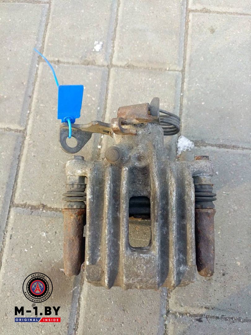 суппорт задний левый Volkswagen Passat B5 (1996 - 2001)