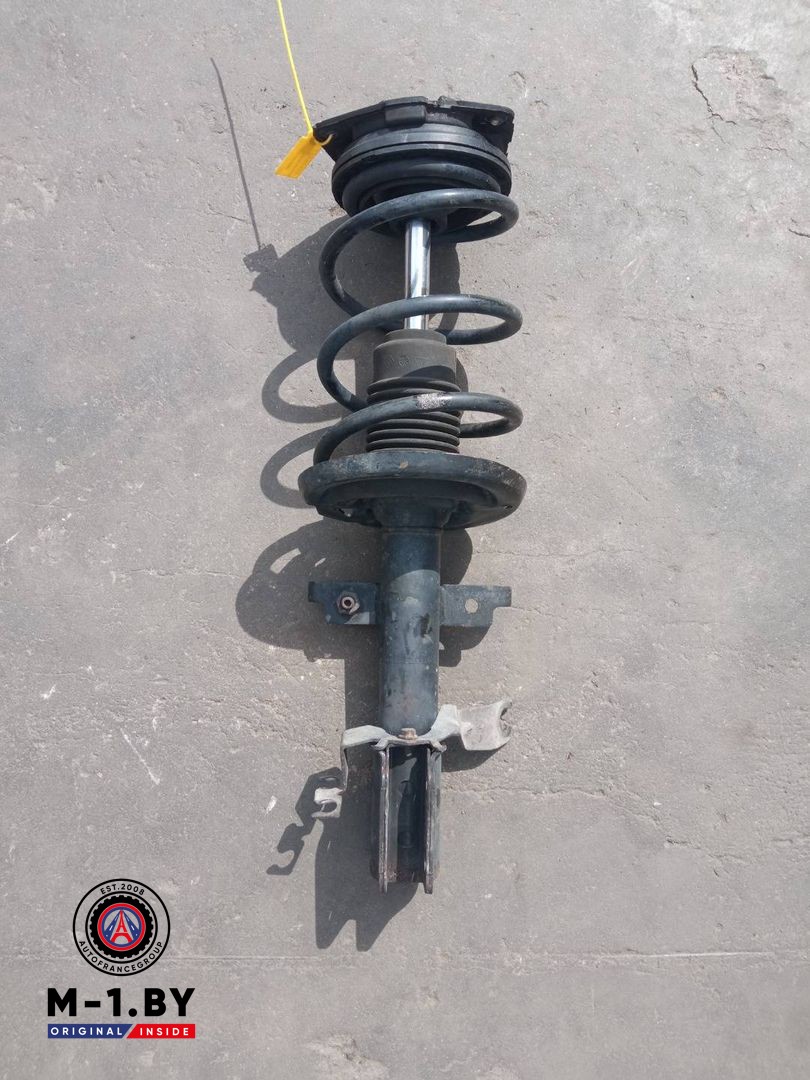 стойка передняя правая Renault Clio 3 поколение (2005 - 2009), 8200183568