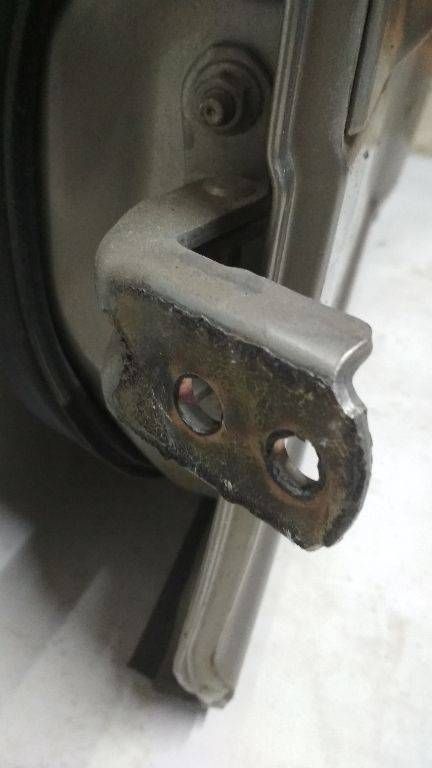петля двери Nissan X-Trail T30 2004