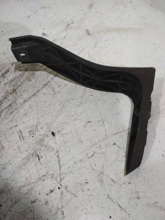 крепление ( кронштейн ) крыла Audi A4 B6 2004, 8E0821137