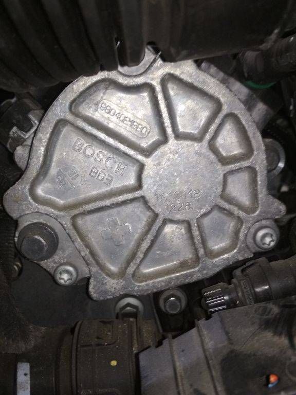насос вакуумный Peugeot 2008 1 поколение 2015, 1.6 л., дизель, МКПП, 9804021880