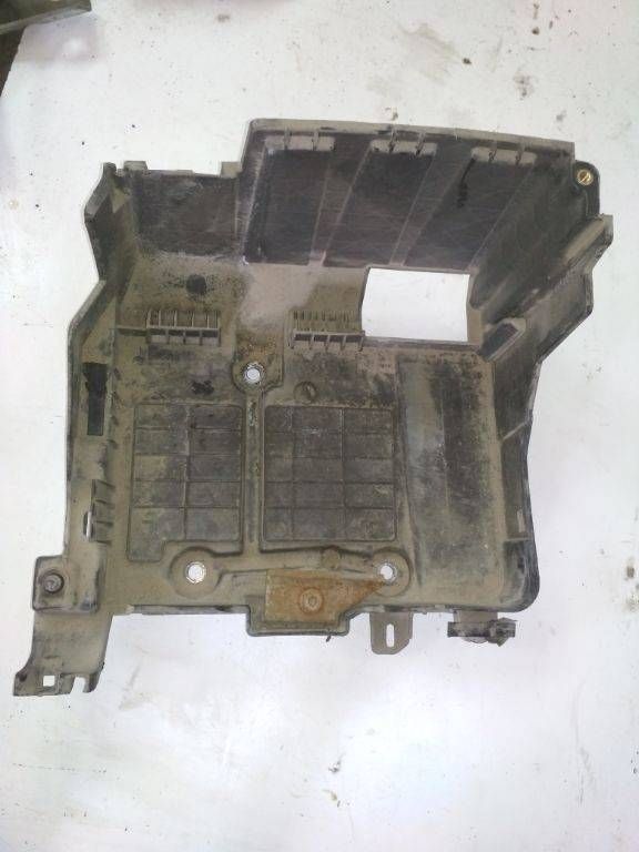 полка аккумулятора Renault Megane 2 поколение [рестайлинг] 2007, 1.5 л., дизель, МКПП, 8200467409