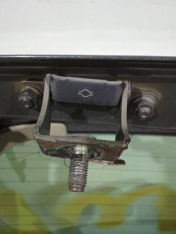 петля крышки багажника Nissan Note E11 2006