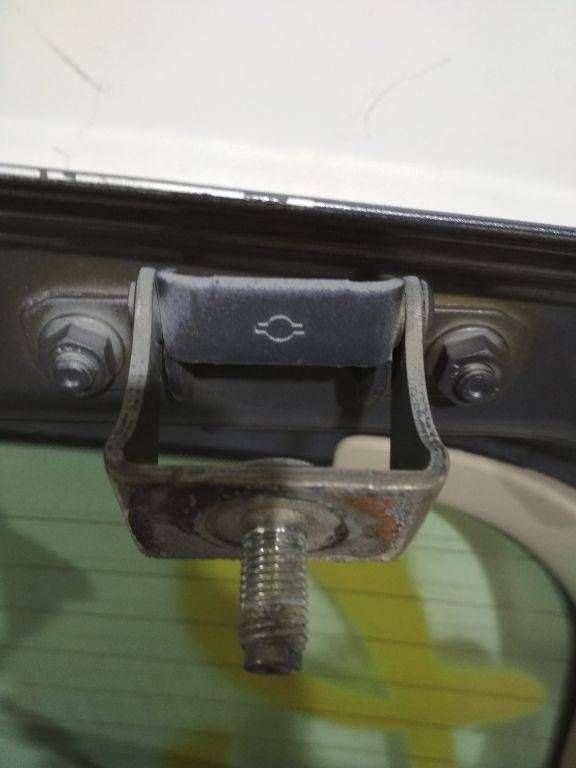 петля крышки багажника Nissan Note E11 2006