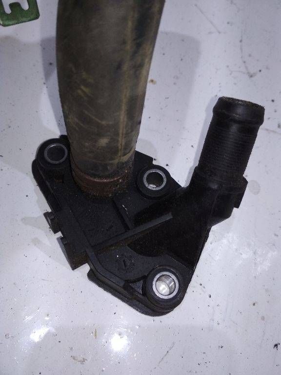 фланец (тройник) системы охлаждения Renault Kangoo 2 поколение 2008, 8200337841
