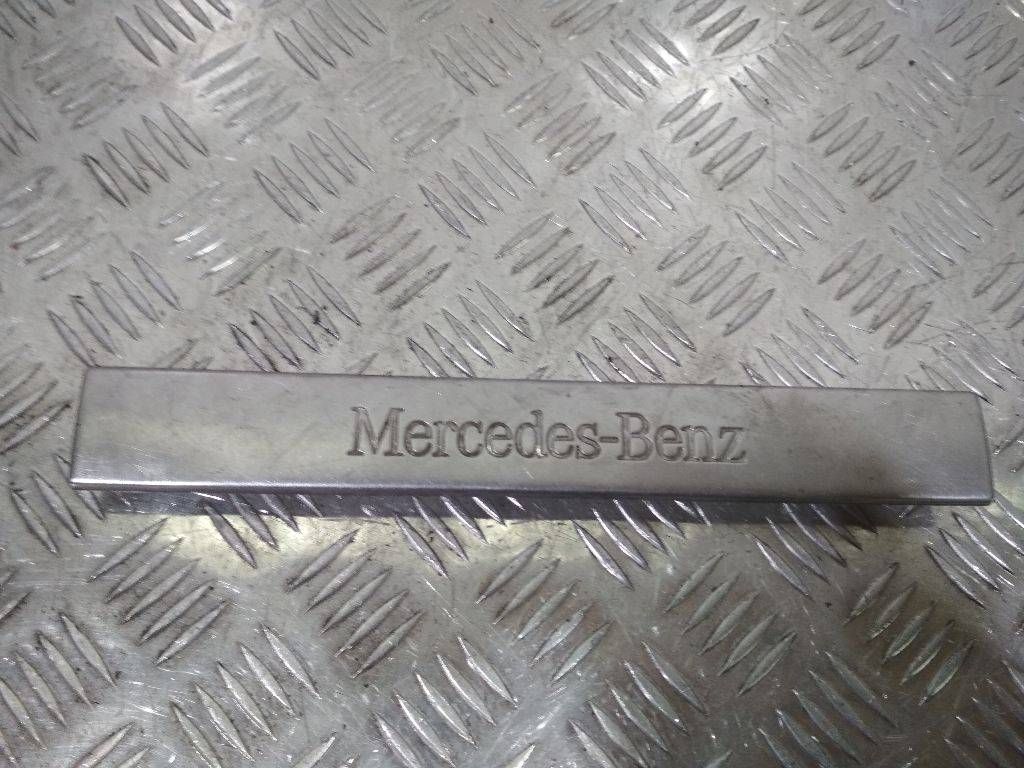 накладка на порог Mercedes-Benz M-Класс W163 2000, A1636861620