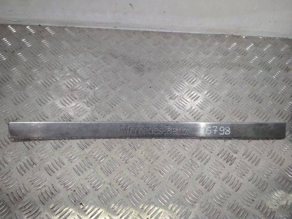 накладка на порог Mercedes-Benz M-Класс W163 2000, A1636860720