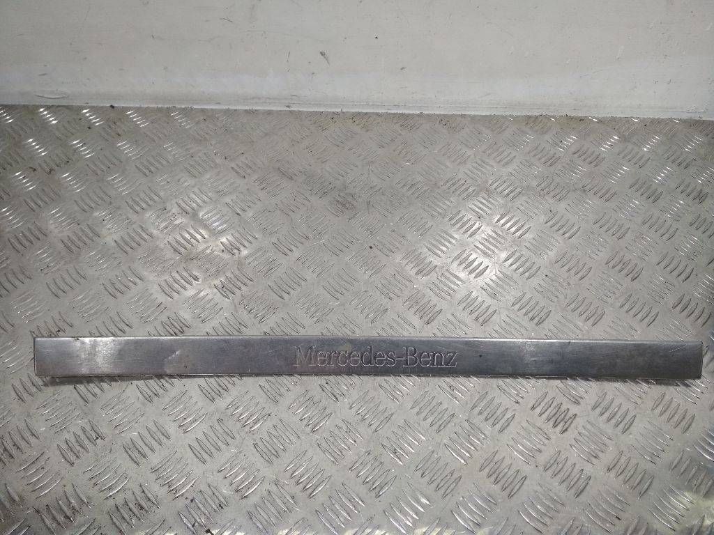 накладка на порог Mercedes-Benz M-Класс W163 2000, A1636860820