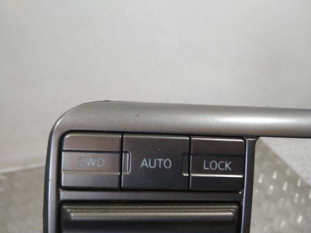 кнопка переключения режимов подвески Nissan X-Trail T30 2002
