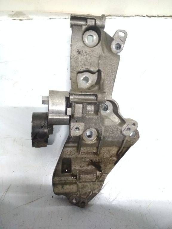 кронштейн генератора Renault Scenic 3 поколение 2010, 1.5 л., дизель, 8200669495