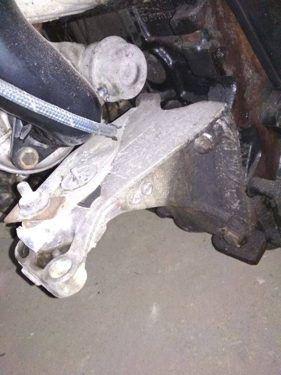 кронштейн двигателя Volkswagen Sharan 1 поколение 1996, 1.9 л., дизель, МКПП, 1H0199354H