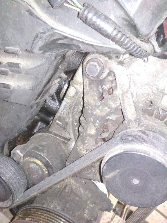 кронштейн генератора Renault Megane 2 поколение 2005, 1.5 л., дизель, МКПП, 8200425034