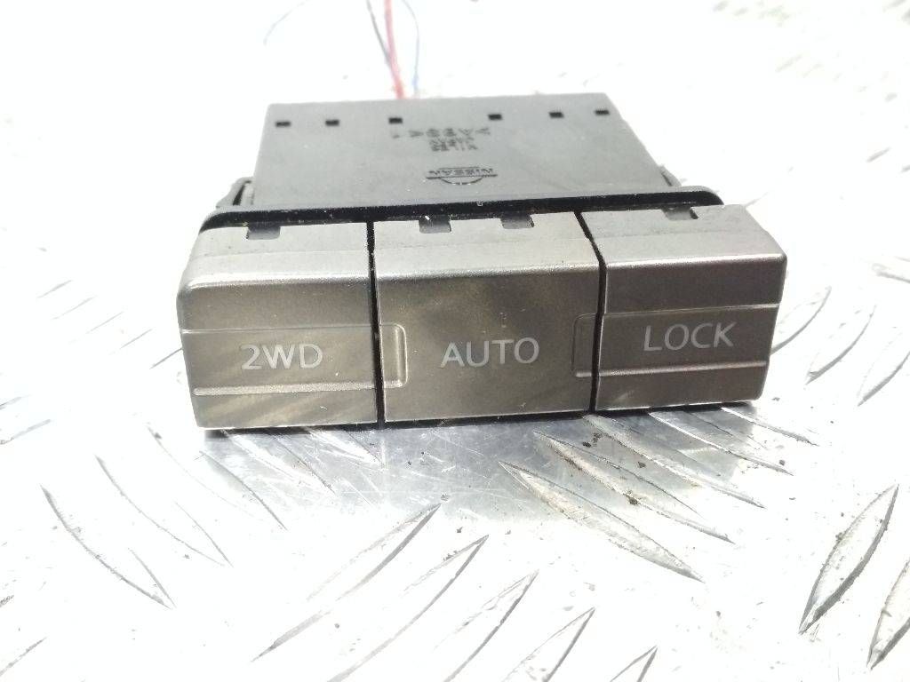 кнопка переключения режимов подвески Nissan X-Trail T30 2004