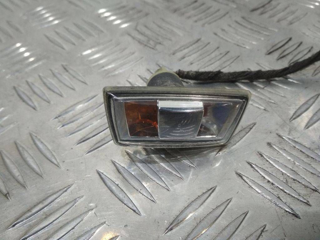 повторитель поворота на крыле левый Opel Astra H 2004, 13131298