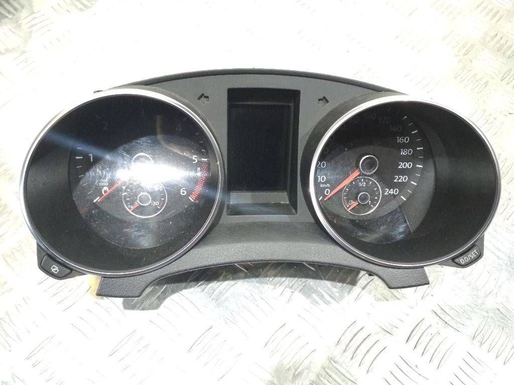щиток приборов (приборная панель) Volkswagen Golf 6 поколение 2010, 5K0920871A