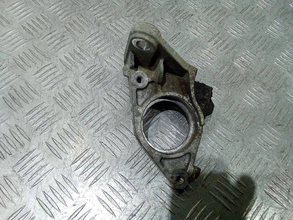 кронштейн полуоси Renault Scenic 2 поколение 2006, 1.9 л., дизель, МКПП, 8200187544
