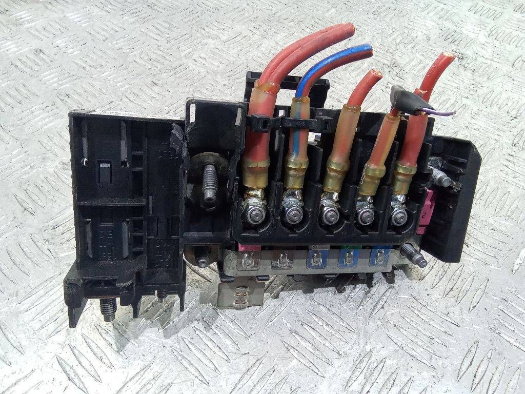 блок предохранителей Mercedes-Benz A-Класс W176 2013, A2465401850