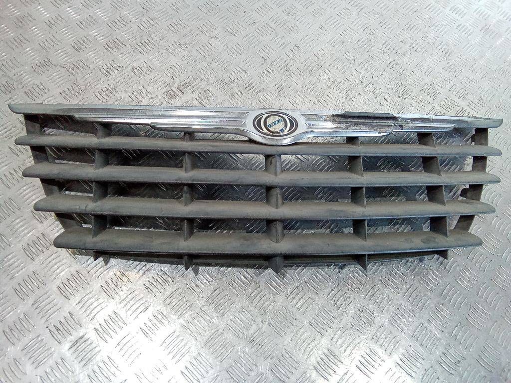 решетка радиатора Chrysler Voyager 4 поколение [рестайлинг] 2005, 04857960AA, 802500017