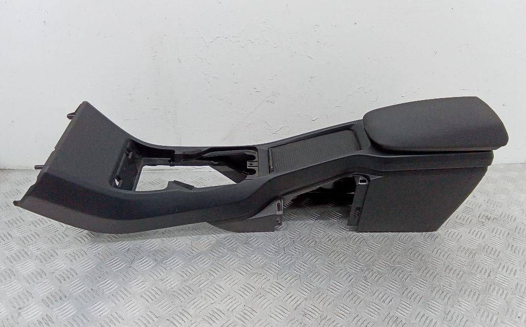 консоль салона Volvo V40 2 поколение 2013, 08632777