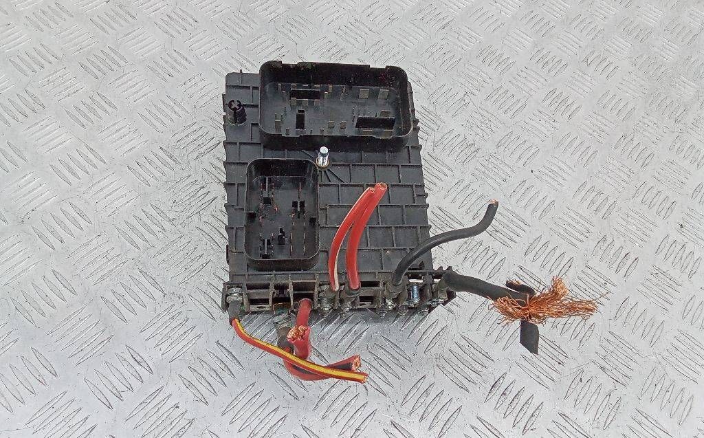 блок предохранителей Volkswagen Passat B6 2005, 2.0 л., дизель, МКПП, 1K0937124