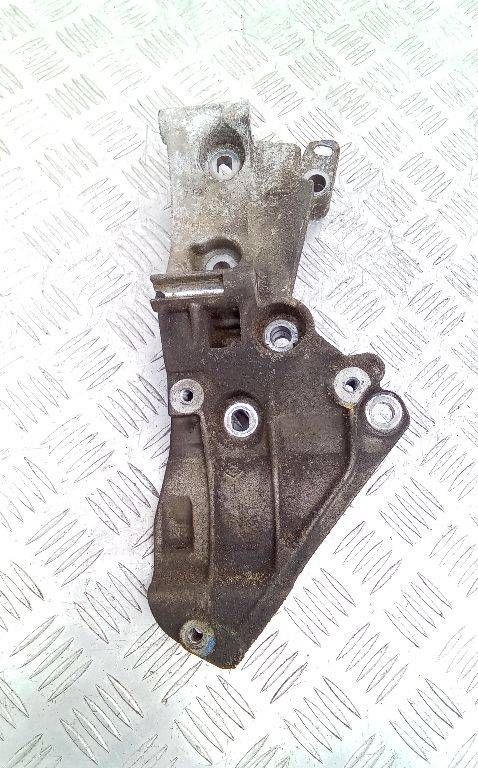 кронштейн генератора Renault Megane 2 поколение 2005, 1.6 л., бензин, МКПП, 8200425034