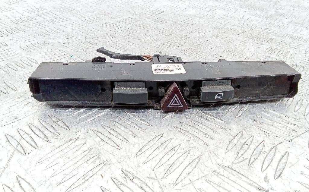 кнопка аварийной сигнализации Opel Zafira 2 поколение (B) [рестайлинг] 2010, 13100105