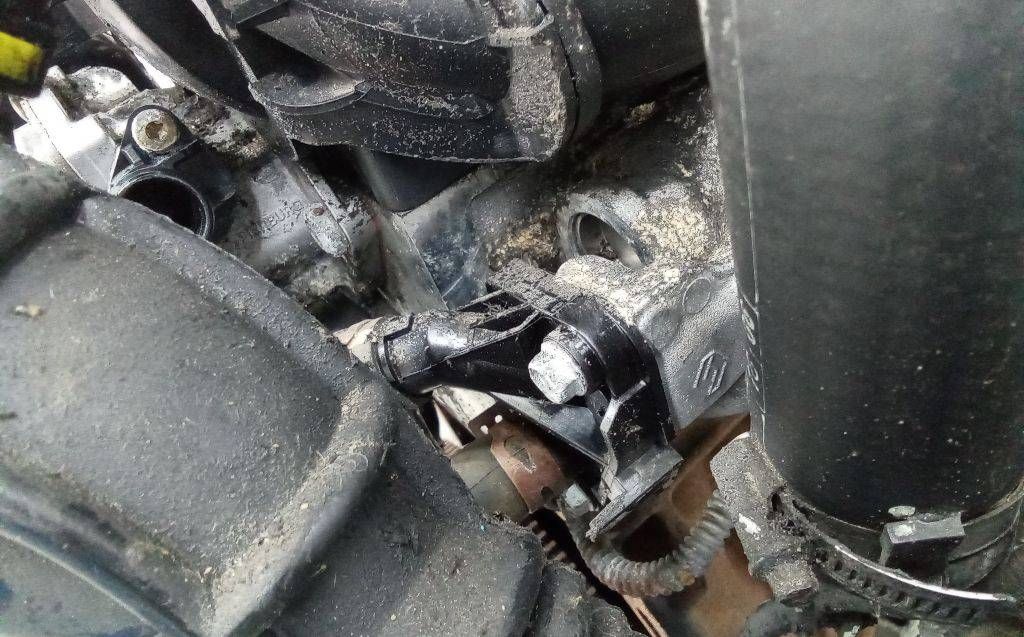 фланец (тройник) системы охлаждения Renault Clio 2 поколение [2-й рестайлинг] 2006, 1.5 л., дизель, МКПП