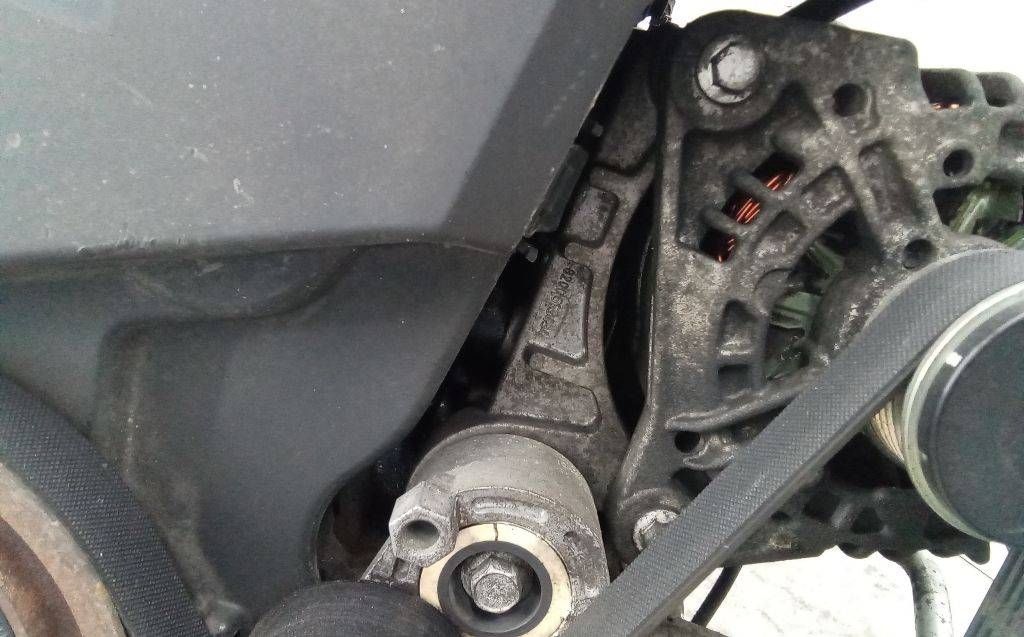 кронштейн генератора Renault Clio 3 поколение 2007, 1.5 л., дизель, МКПП, 8200669494