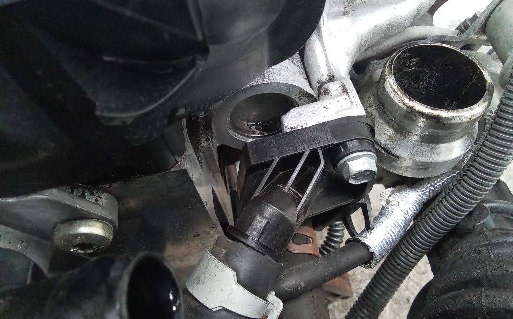 фланец (тройник) системы охлаждения Nissan Note E11 2006, 1.5 л., дизель, МКПП, 8200337841