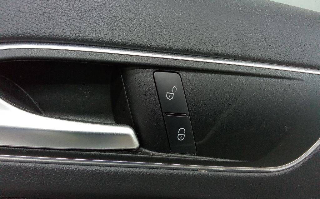 кнопка центрального замка Mercedes-Benz A-Класс W176 [рестайлинг] 2016