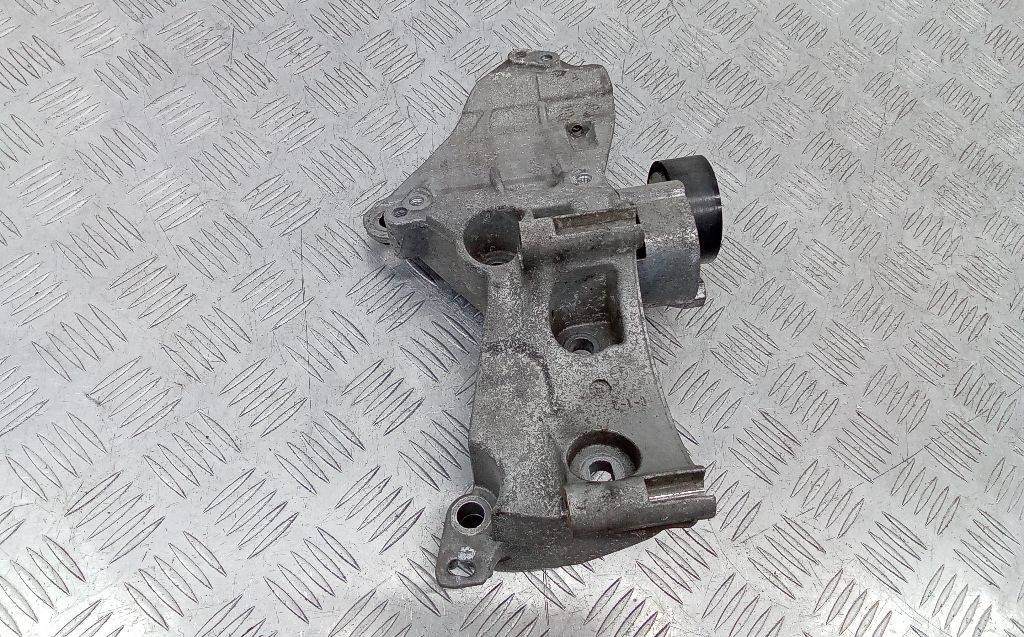 кронштейн генератора Renault Scenic 3 поколение 2012, 1.5 л., дизель, МКПП, 8200669494