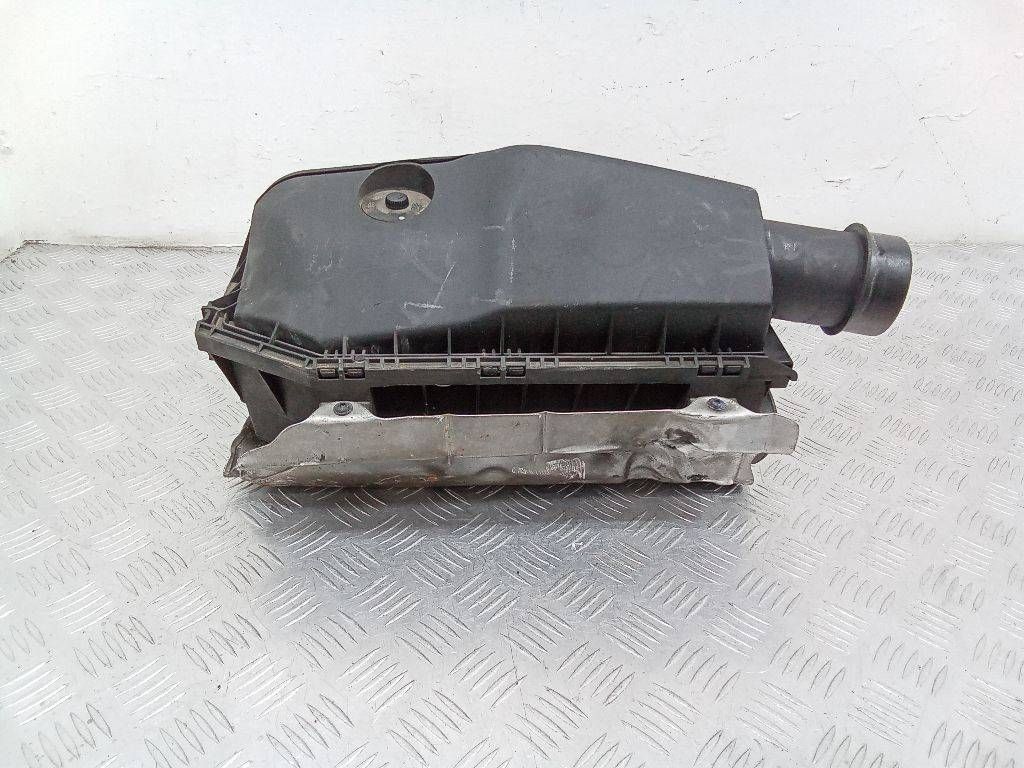 корпус воздушного фильтра Mercedes-Benz C-Класс W203/S203/CL203 2002, A6110901601