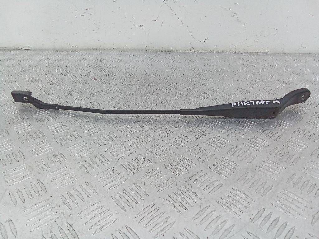 щеткодержатель (поводок стеклоочистителя, дворник) Peugeot Partner 2 поколение (B9) 2009, 9682974380