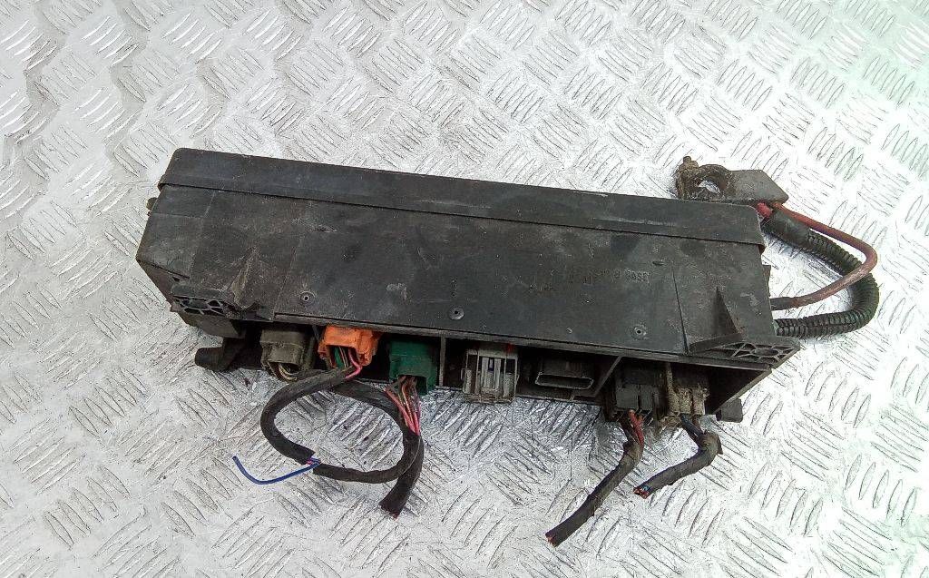 блок предохранителей Chrysler Voyager 3 поколение 1997, 2.4 л., бензин, МКПП, 4707777B