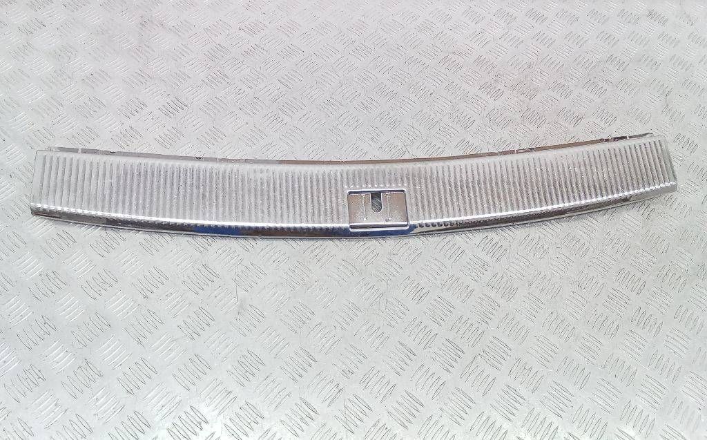 накладка внутренняя на заднюю панель кузова Volkswagen Touareg 1 поколение 2006, 7L6863459