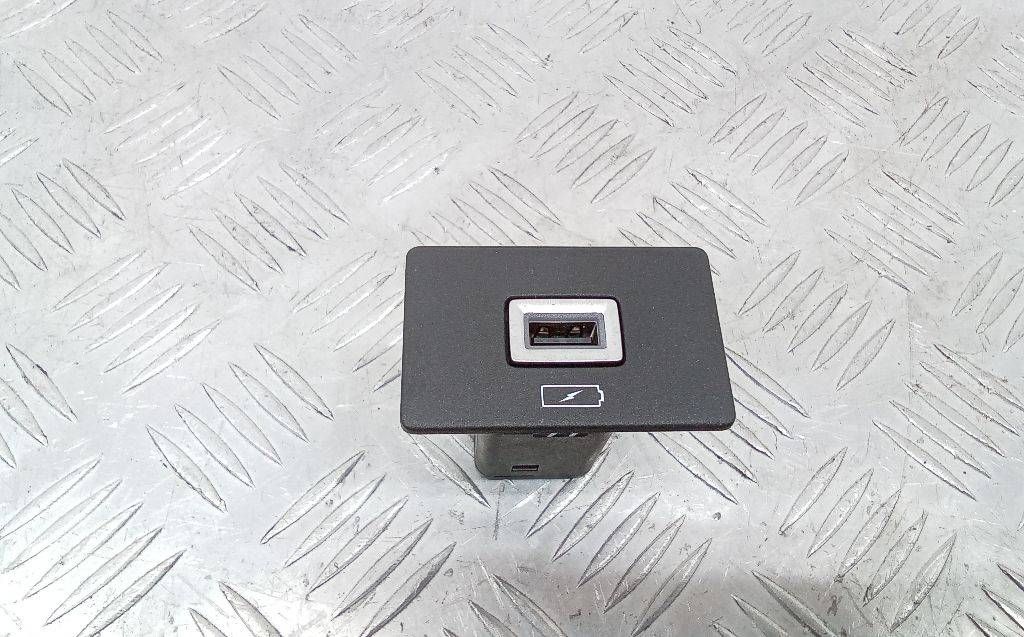 разъем AUX / USB Peugeot 308 2 поколение [рестайлинг] 2019, 98217039DX