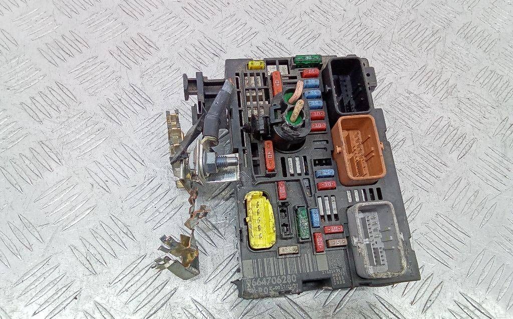 блок предохранителей Peugeot 308 T7 2007, 9664706280, R05