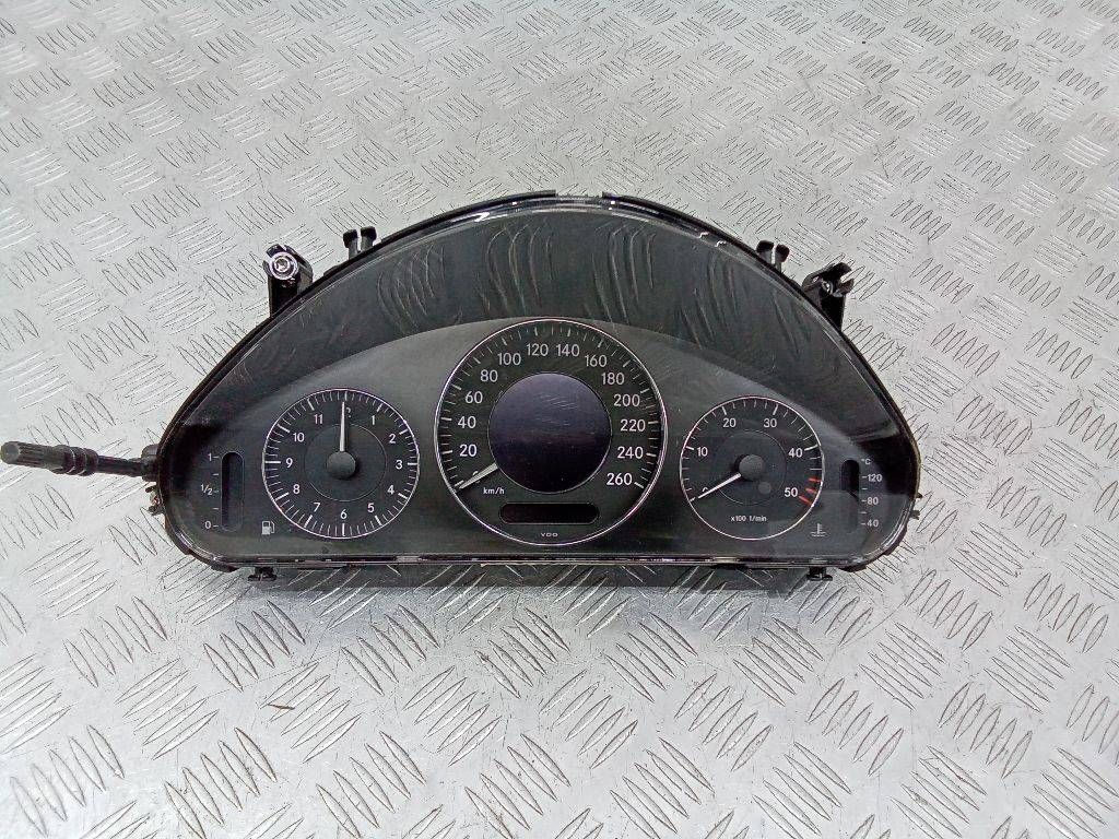 щиток приборов (приборная панель) Mercedes-Benz E-Класс W211/S211 2004, A2115403447
