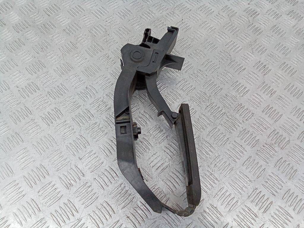 педаль Mercedes-Benz E-Класс W211/S211 2004, 2113000404