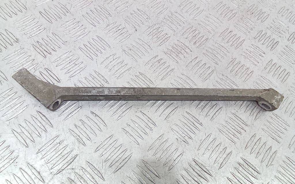 кронштейн генератора Renault Megane 2 поколение 2005, 1.4 л., бензин, МКПП, 8200122051