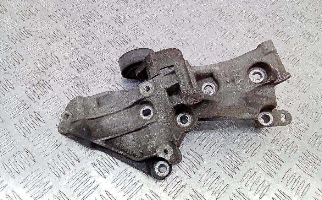 кронштейн генератора Renault Megane 2 поколение 2004, 1.5 л., дизель, МКПП, 8200327134
