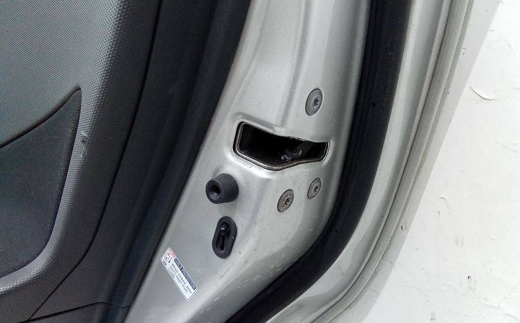 замок двери задней правой Toyota Auris 1 поколение 2007