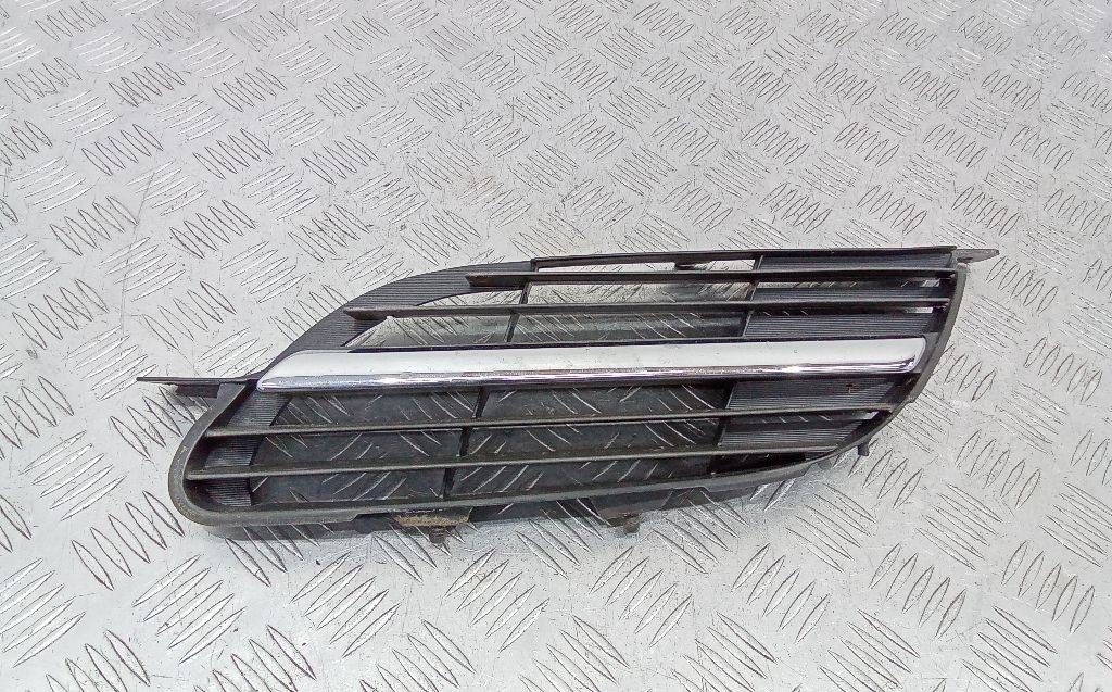 решетка радиатора Nissan Almera Tino V10 [рестайлинг] 2004, 9381M010