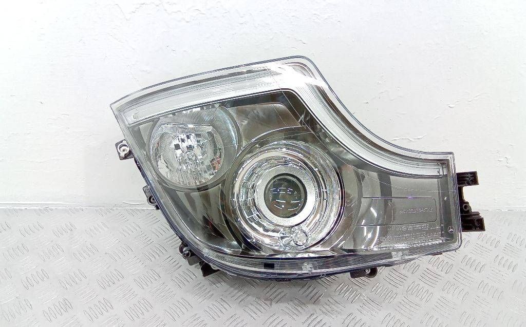 фара правая Mercedes-Benz Actros 3 поколение (MP3) 2021, A9618207139