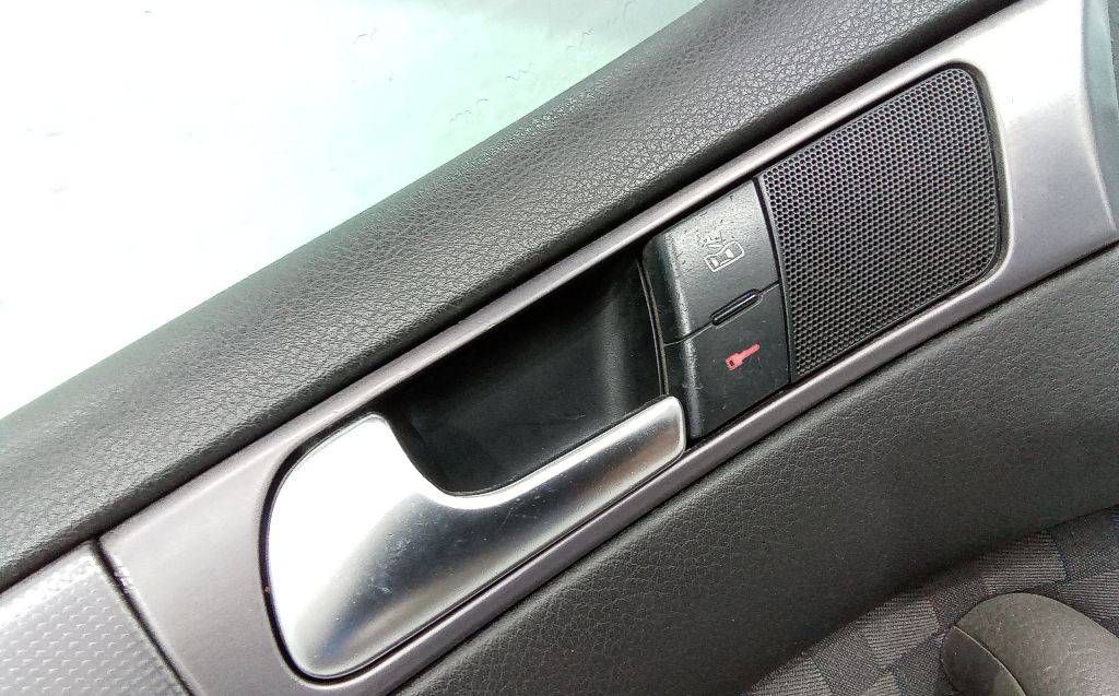 кнопка центрального замка Audi A6 C5 [рестайлинг] 2003